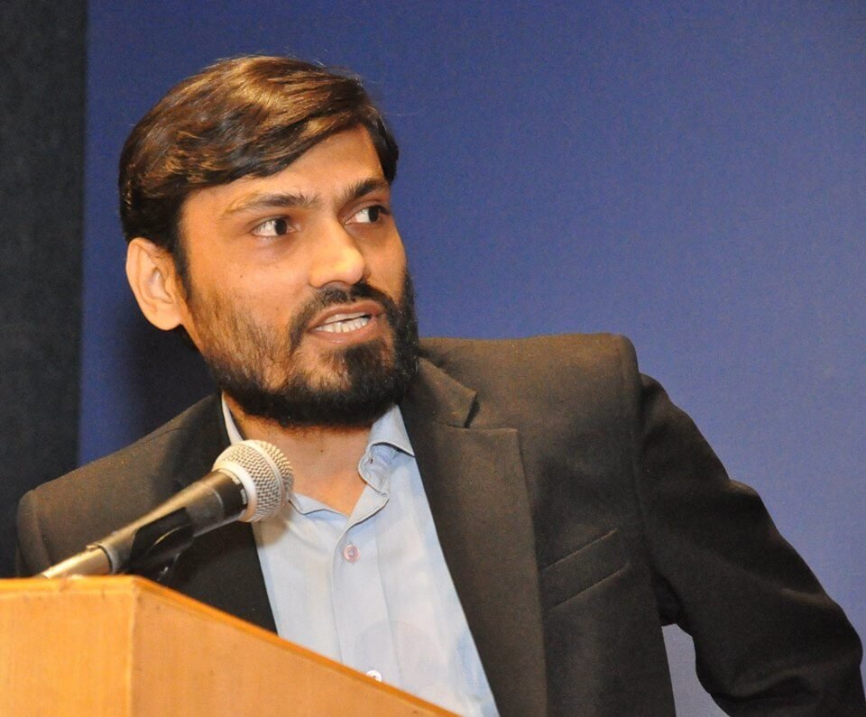 मैं बुद्धिजीवी आप परजीवी (कविता)